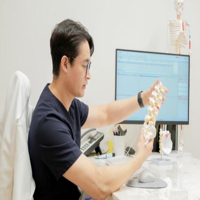교통사고 후 며칠 뒤 목통증을 호소하는 환자 - 마포당한의원 교통사고 지연통증